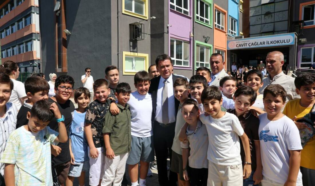 Cavit Çağlar İlkokulu'nda karne heyecanı yaşayan öğrencilerle bir araya gelen