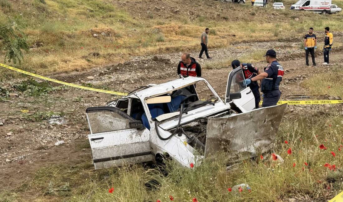 Köprüden uçan otomobildeki 2 çocuk hayatını kaybetti Yozgat'ın Yerköy ilçesinde köprüden düşen otomobildeki 2 çocuk yaşamını yitirdi,