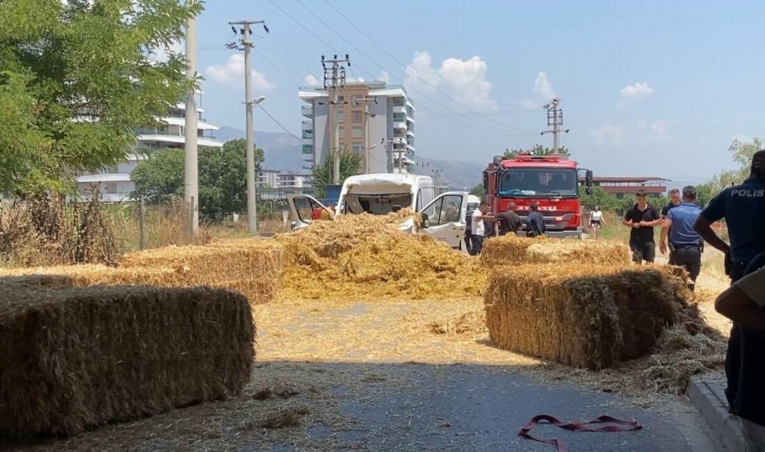 Aydın'ın Efeler ilçesinde otoyol köprüsüne takılan TIR'daki saman balyaları, aracın