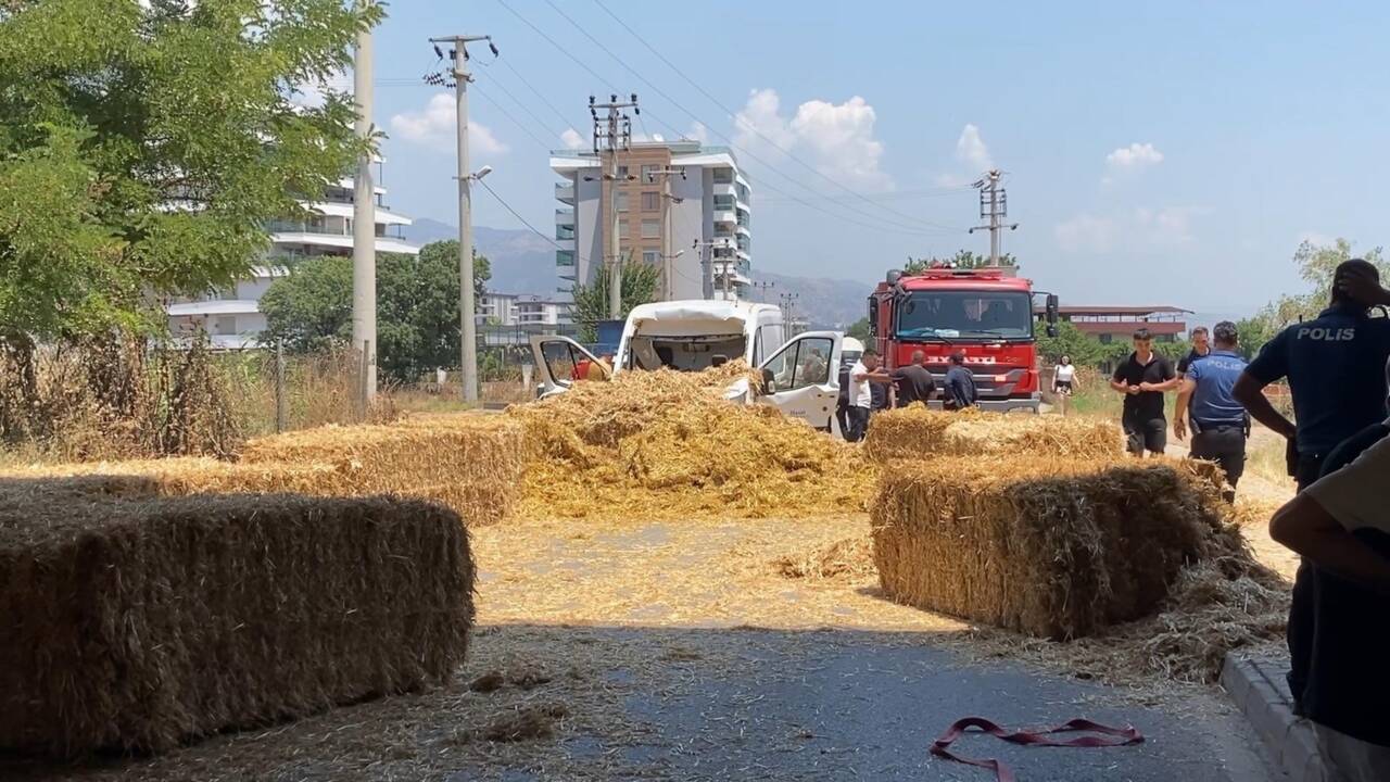 kopruye takilan tirdaki saman balyalari minibusun uzerine dustu 4f538d5b7d73