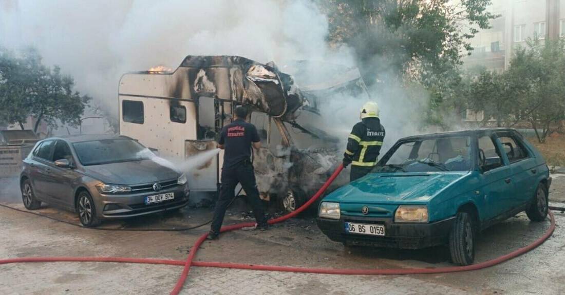 Muğla'da park halindeki karavanda çıkan yangın, yanındaki otomobile de sıçradı.