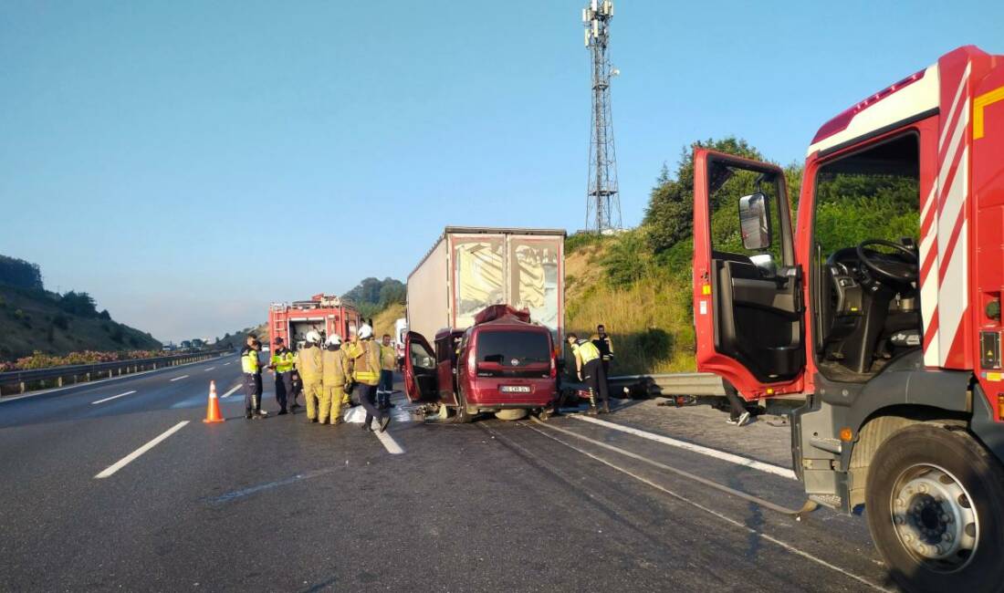 Korkunç kaza: Biri bebek 3 kişi hayatını kaybetti İstanbul'un Çekmeköy ilçesinde, Kuzey Marmara Otoyolu'nda hafif ticari aracın TIR'a