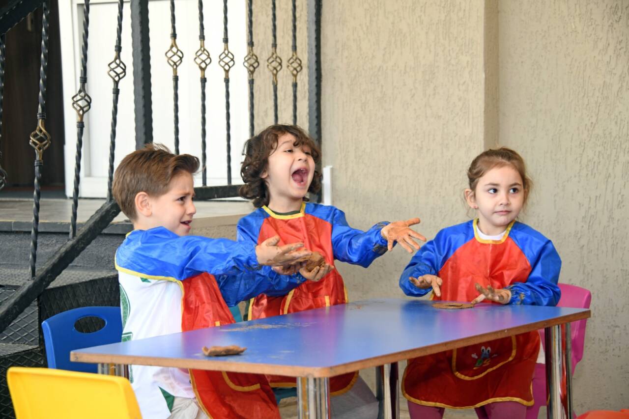 Bursa'da minik çömlekçilerden yaratıcı çalışma 3 Osmangazi Belediyesi Kreşlerinde Çocuklar Toprağa Şekil Verdi (Görüntülü)