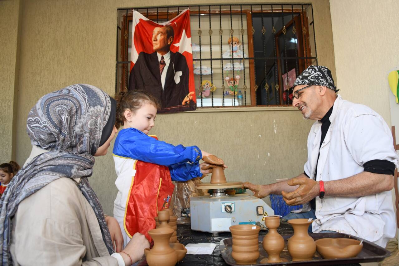 Bursa'da minik çömlekçilerden yaratıcı çalışma 4 Osmangazi Belediyesi Kreşlerinde Çocuklar Toprağa Şekil Verdi (Görüntülü)