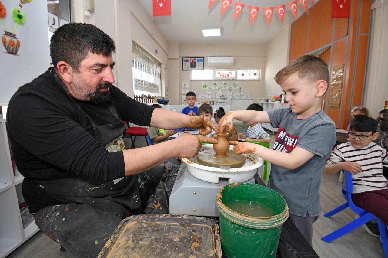 Bursa'da minik çömlekçilerden yaratıcı çalışma 6 Osmangazi Belediyesi Kreşlerinde Çocuklar Toprağa Şekil Verdi (Görüntülü)