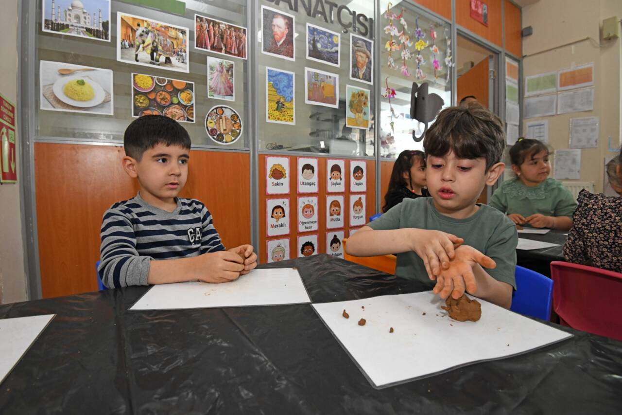 Bursa'da minik çömlekçilerden yaratıcı çalışma 7 Osmangazi Belediyesi Kreşlerinde Çocuklar Toprağa Şekil Verdi (Görüntülü)