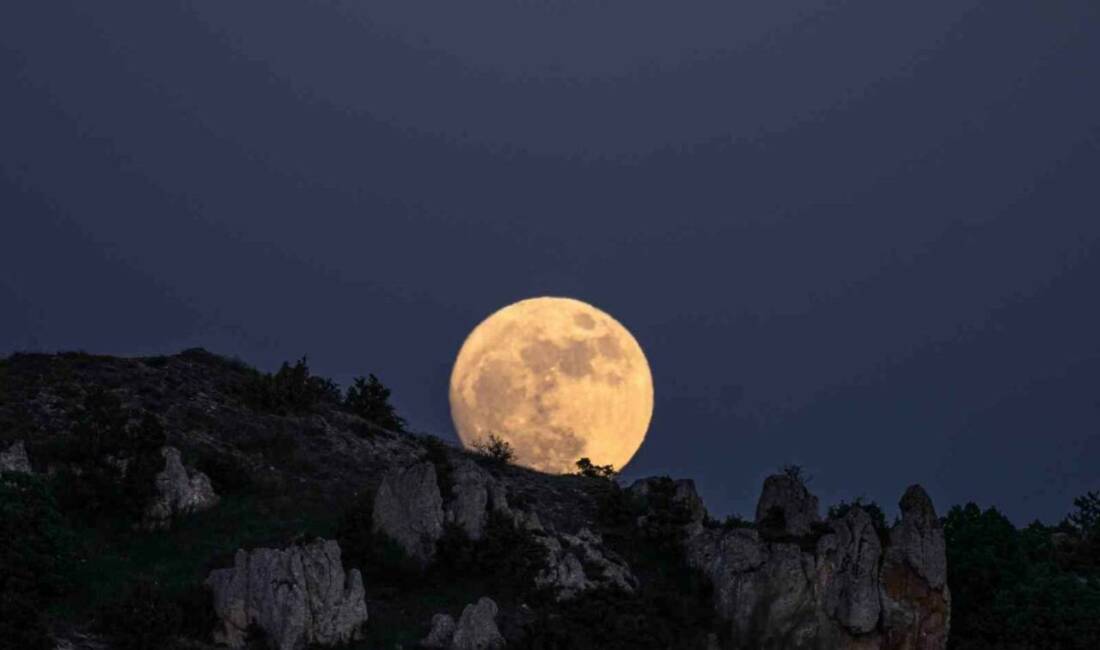 Mavi Ay’dan görsel şölen Eskişehir’de astrofotoğrafçılıkla ilgilenen Murat Oktay, halk arasında ‘Mavi Ay’ olarak