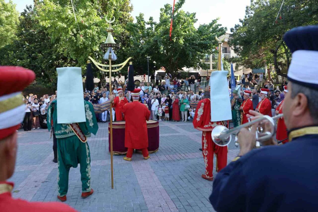 Gören telefona sarıldı! Bursalılar bu gösteriyi hayranlıkla izledi 3 mehter sesleri bu kez gazi orhan parkinda yukseldi 1d5f4f44fb65