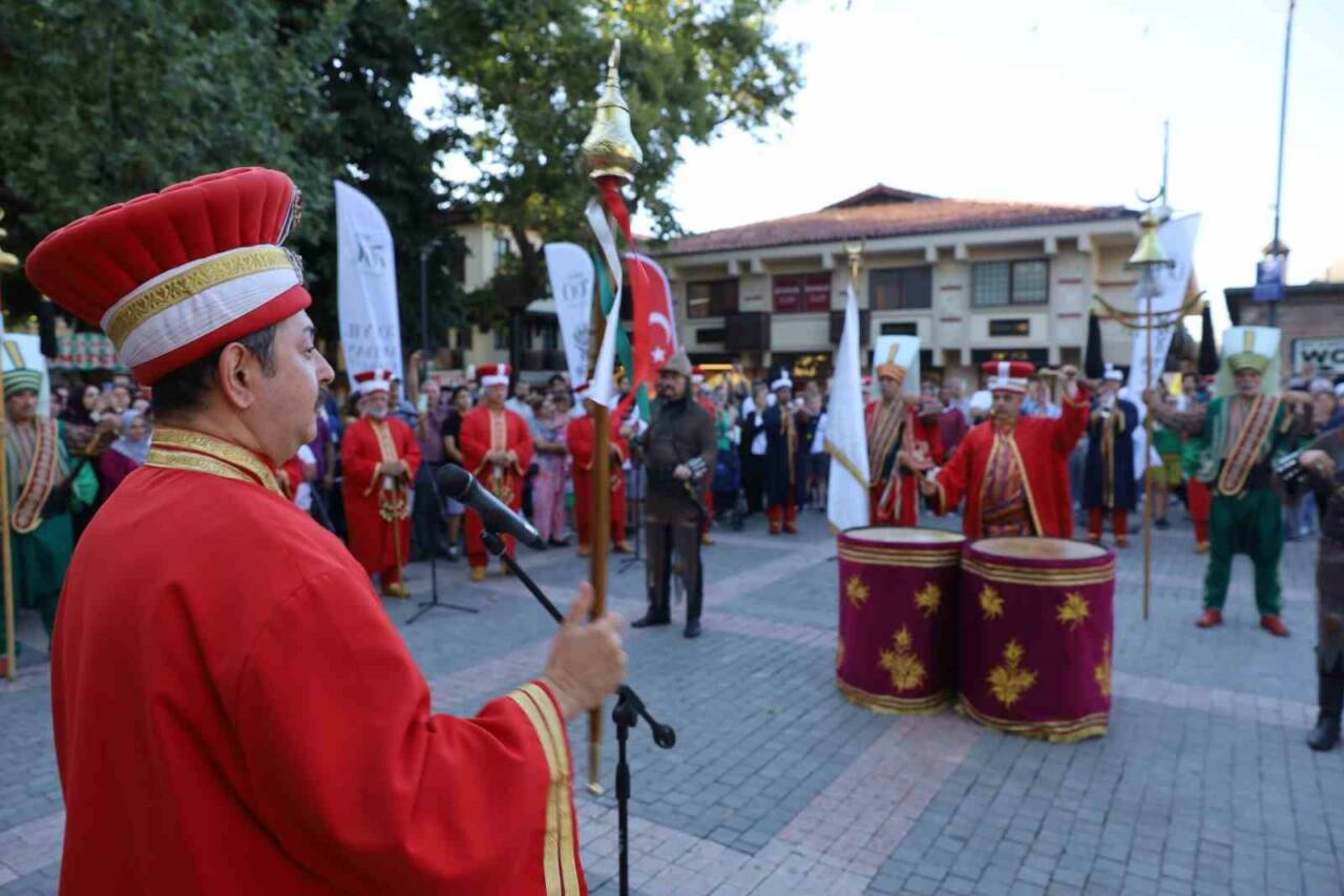 Gören telefona sarıldı! Bursalılar bu gösteriyi hayranlıkla izledi 1 mehter sesleri bu kez gazi orhan parkinda yukseldi 9e3dd440777a