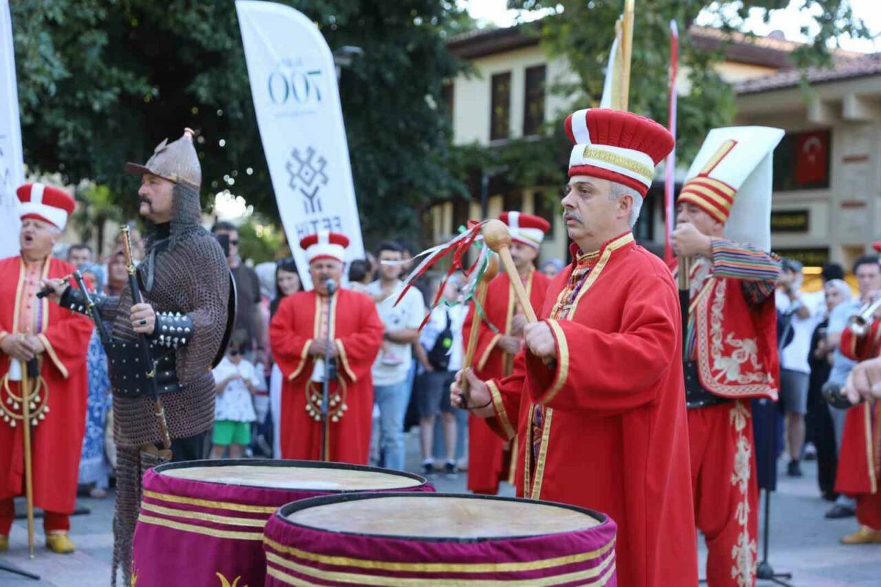 Gören telefona sarıldı! Bursalılar bu gösteriyi hayranlıkla izledi 4 mehter sesleri bu kez gazi orhan parkinda yukseldi b36d97e18e88