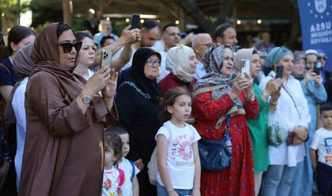 Gören telefona sarıldı! Bursalılar bu gösteriyi hayranlıkla izledi Bursa Büyükşehir Belediyesi, Bursa’nın Fethi’nin 700. yıl dönümü etkinlikleri çerçevesinde