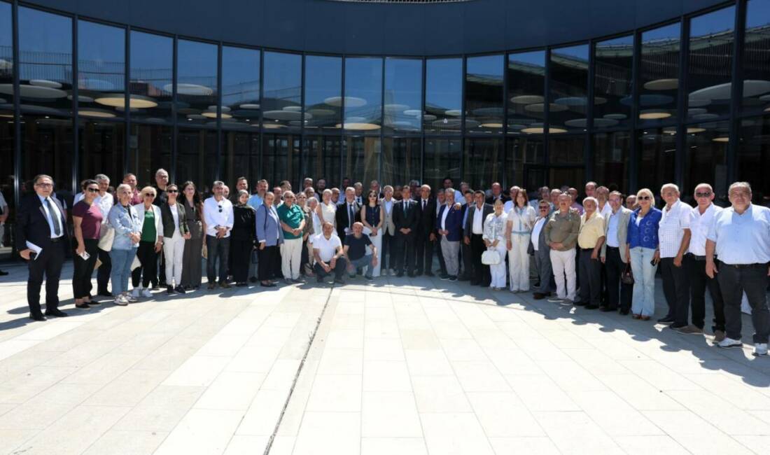 Bursa’da Başkan Aydın’dan muhtarlarla ortak akıl buluşması Osmangazi Belediye Başkanı Erkan Aydın, mahalle muhtarlarıyla düzenlenen “Ortak Akıl