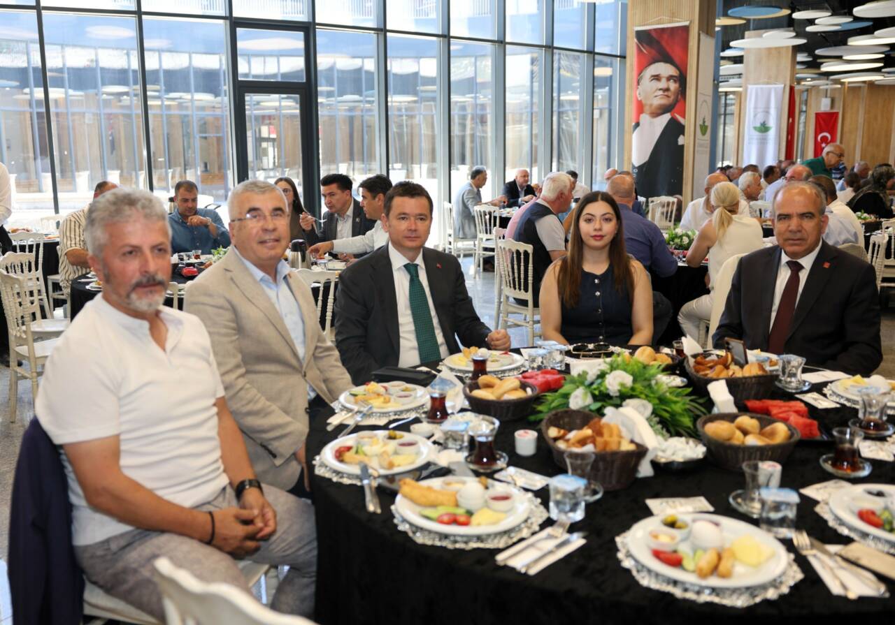 Bursa'da Başkan Aydın'dan muhtarlarla ortak akıl buluşması 2 Fwd: Başkan Aydın Muhtarlarla Ortak Akıl Buluşması’nda Bir Araya Geldi (Görüntülü)