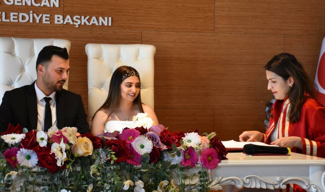 Nikah salonlarında 6.6.6 yoğunluğu Birçok ilde nikah salonlarında, evlilik günlerini özel kılmak isteyen çiftlerin