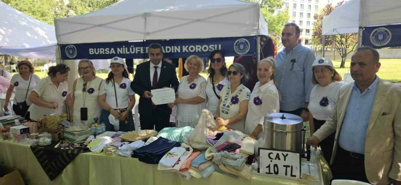nilufer kadin korosu geleneksel hayir satisina renk katti bc22d1e4e845