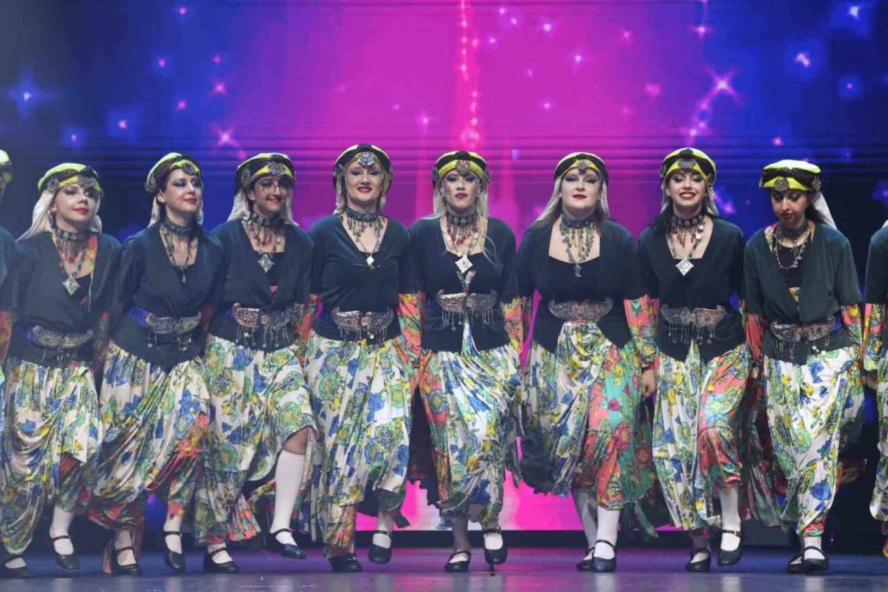 Nilüfer’in dansçılarından görsel şölen 1 niluferin danscilarindan gorsel solen 6a6af005a82f