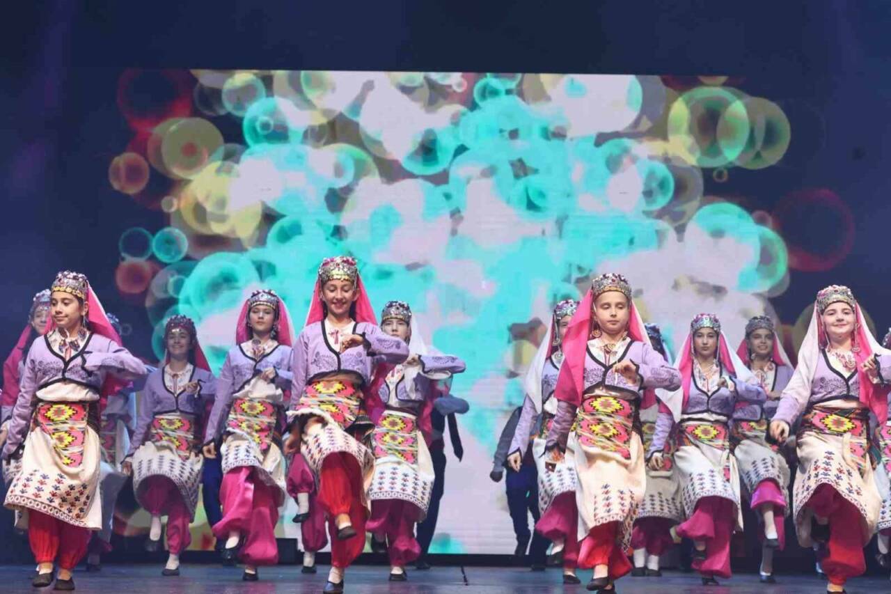 Nilüfer’in dansçılarından görsel şölen 3 niluferin danscilarindan gorsel solen e448d531c2f1