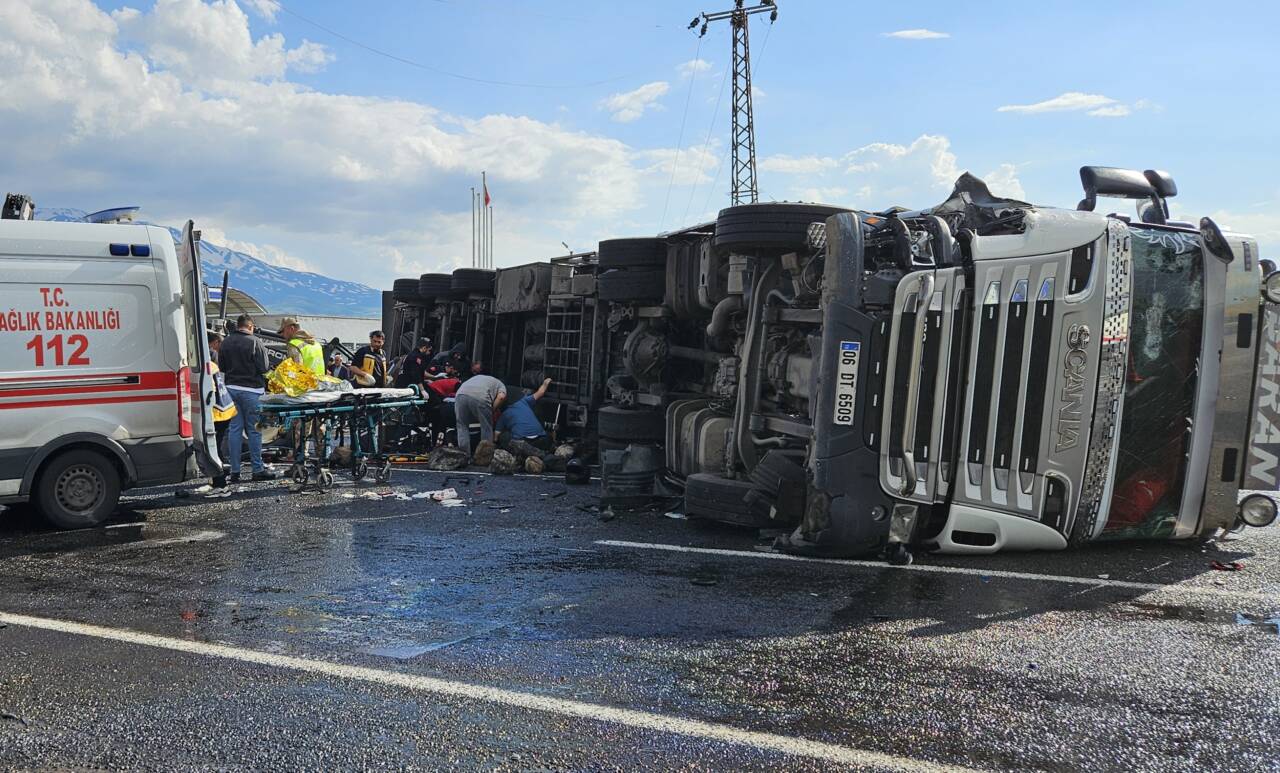 otomobille carpisan tir motosikletin uzerine devrildi 2 olu 197f86e9ba76