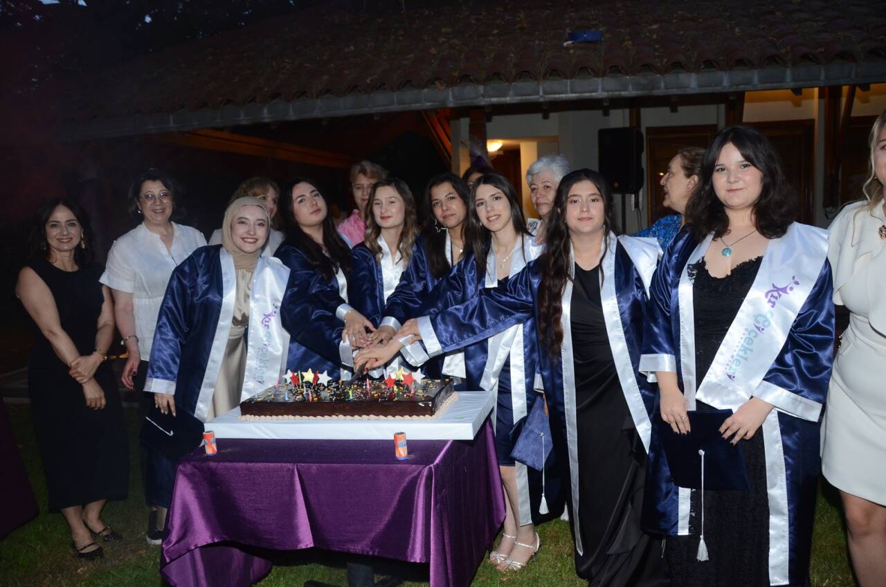Bursa'nın Kır Çiçekleri mezun oldu 2 pasta kesim torenijpg
