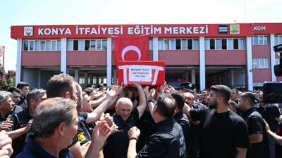 Konya'da bir yatak fabrikasında çıkan yangında, işçileri tahliye ettikten sonra