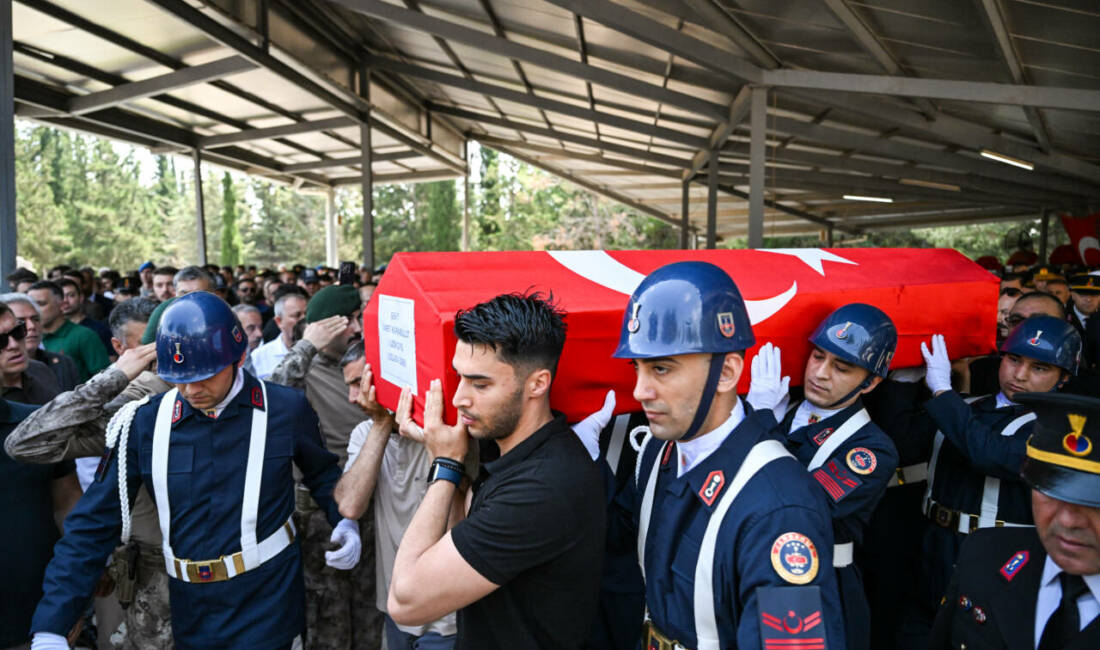Şehit uzman çavuşa son görev Van'ın Erciş ilçesinde trafik kazasında şehit olan Jandarma Uzman Çavuş