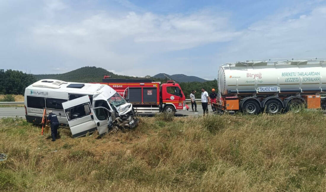 Servis aracı tankere çarptı: 16 yaralı Edirne'nin Keşan ilçesinde personel minibüsünün, sıvı yağ yüklü tankere arkadan