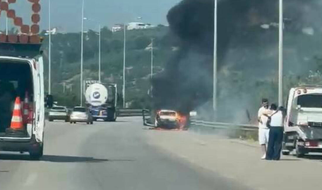 Bursa’da korku dolu anlar Bursa’da seyir halindeyken alev alan otomobil kullanılamaz hale geldi. O