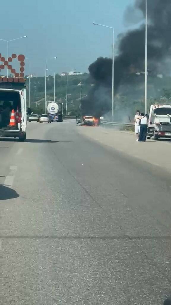 Bursa'da korku dolu anlar 2 seyir halindeki arac alevlere teslim oldu 839bcdb62f18