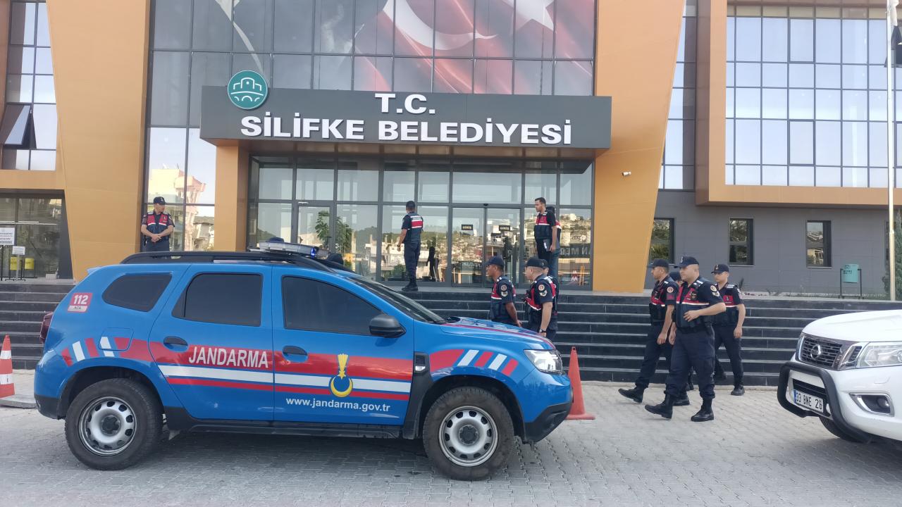 silifke belediyesine operasyon 4728715ca970