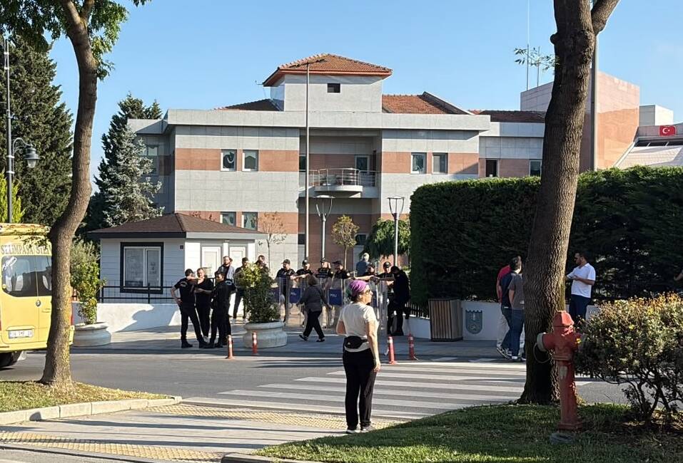 Silivri Belediyesi’ne operasyon: Başkan dahil çok sayıda kişi gözaltında Silivri Belediyesi'ne yönelik soruşturma kapsamında aralarında Belediye Başkanı Bora Balcıoğlu'nun
