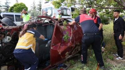 Nevşehir'de üniversite sınavına yetişmeye çalışan gençlerin bulunduğu otomobilin hafif ticari