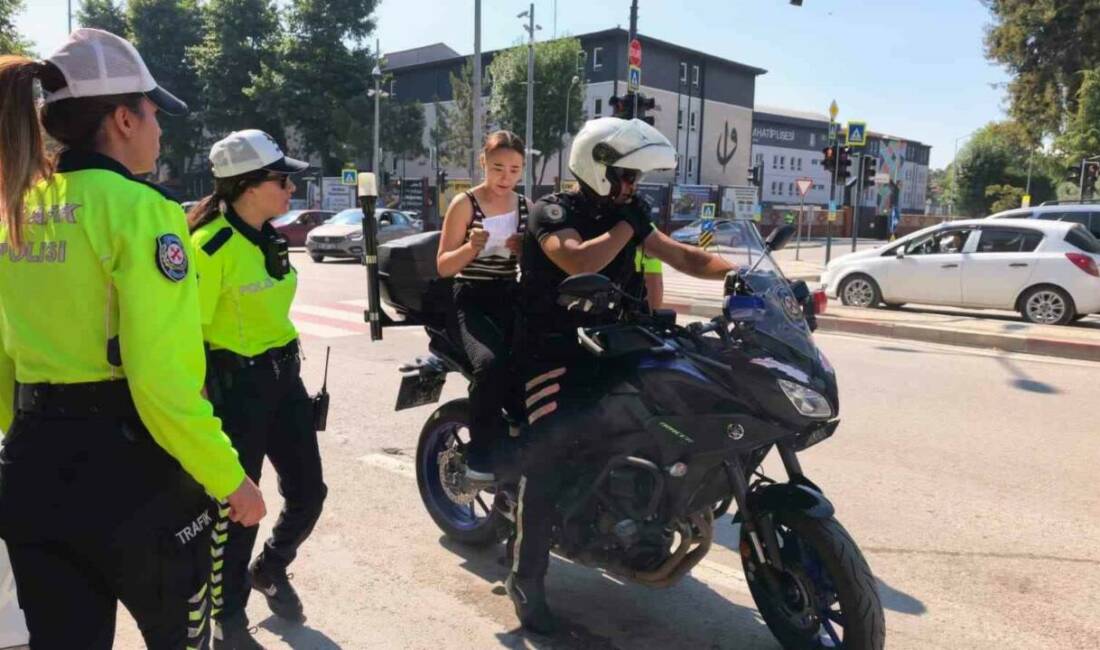 Sınava 1 dakika kala polis yetiştirdi Tüm Türkiye’de olduğu gibi Bursa’da da YKS sınavı heyecanı 2.