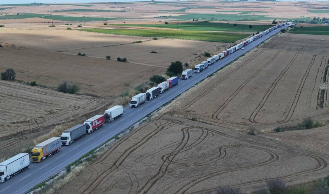 Sınır Kapısı’nda 23 kilometrelik tır kuyruğu Hamzabeyli Sınır Kapısı'ndan yurt dışına çıkmak üzere bekleyen tır sürücüleri,