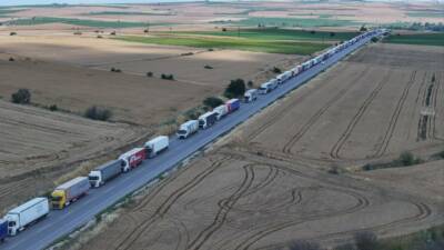 Hamzabeyli Sınır Kapısı'ndan yurt dışına çıkmak üzere bekleyen tır sürücüleri,