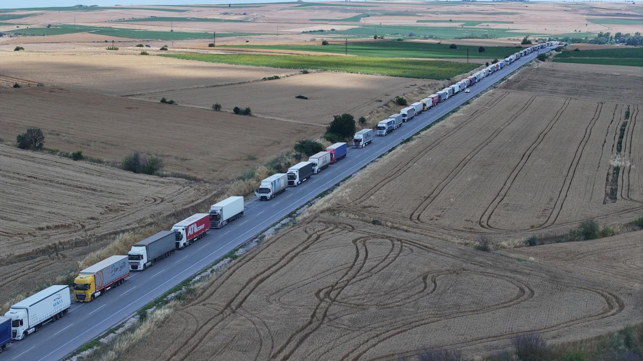 sinir kapisinda 23 kilometrelik tir kuyrugu 7b6f796d5b42