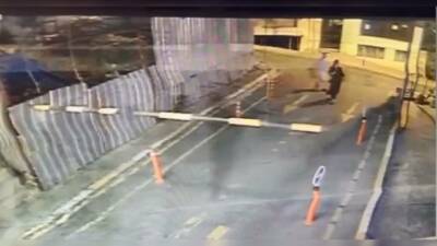 İstanbul Şişli’de bir kişi sokakta yürüyen Aysel H.’yi takip ederek