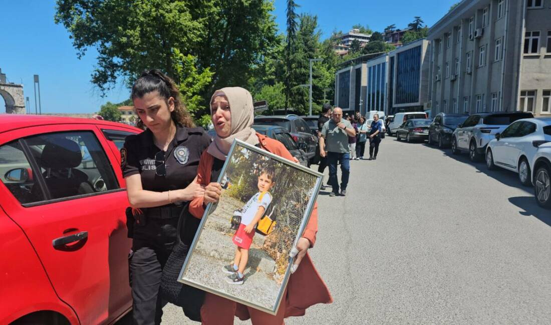Zonguldak'ta yokuşta geri kayan su dağıtım kamyonetinin altında kalan Sarp