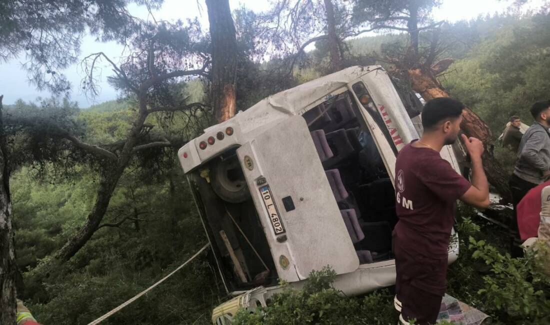 Tarım işçilerini taşıyan midibüs devrildi: 22 yaralı İzmir'in Bayındır ilçesinde tarım işçilerini taşıyan midibüsün devrilmesi sonucu 22