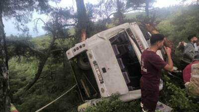 İzmir'in Bayındır ilçesinde tarım işçilerini taşıyan midibüsün devrilmesi sonucu 22