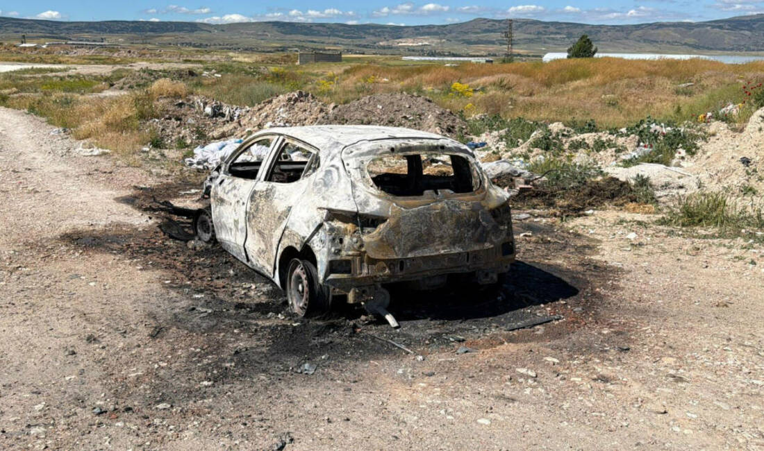 Tartıştığı eşinin otomobilini yaktı Eskişehir’de Sezer T., tartıştığı eşi Emine T.’nin otomobilini ateşe verdi.