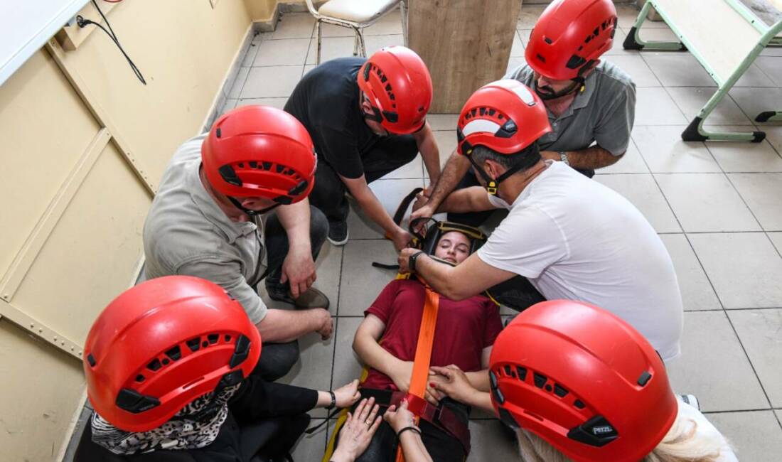 Bursa’da gerçeğini aratmayan tatbikat! Osmangazi Belediyesi Afet İşleri Müdürlüğü ekipleri, afetlere karşı bilinçli ve