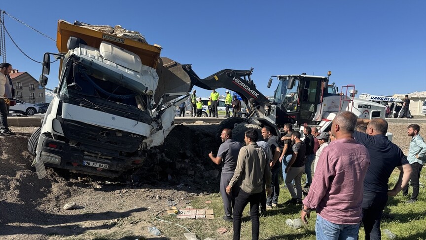 Hakkari'nin Yüksekova ilçesinde kamyon ile minibüsün çarpışması sonucu 3 kişi