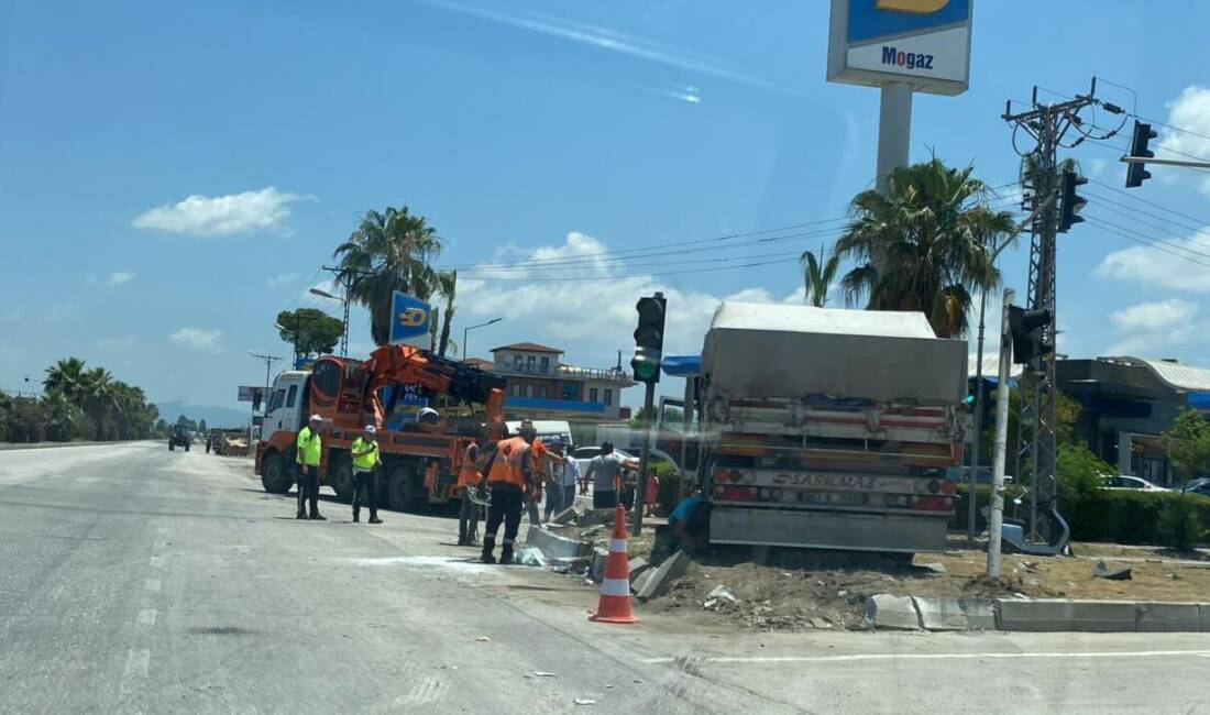 Adana'nın Ceyhan ilçesinde sürücüsünün kontrolünü yitirdiği TIR'ın çarptığı 2 otomobildeki