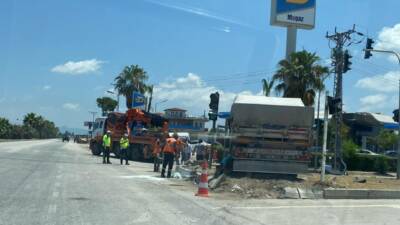 Adana'nın Ceyhan ilçesinde sürücüsünün kontrolünü yitirdiği TIR'ın çarptığı 2 otomobildeki