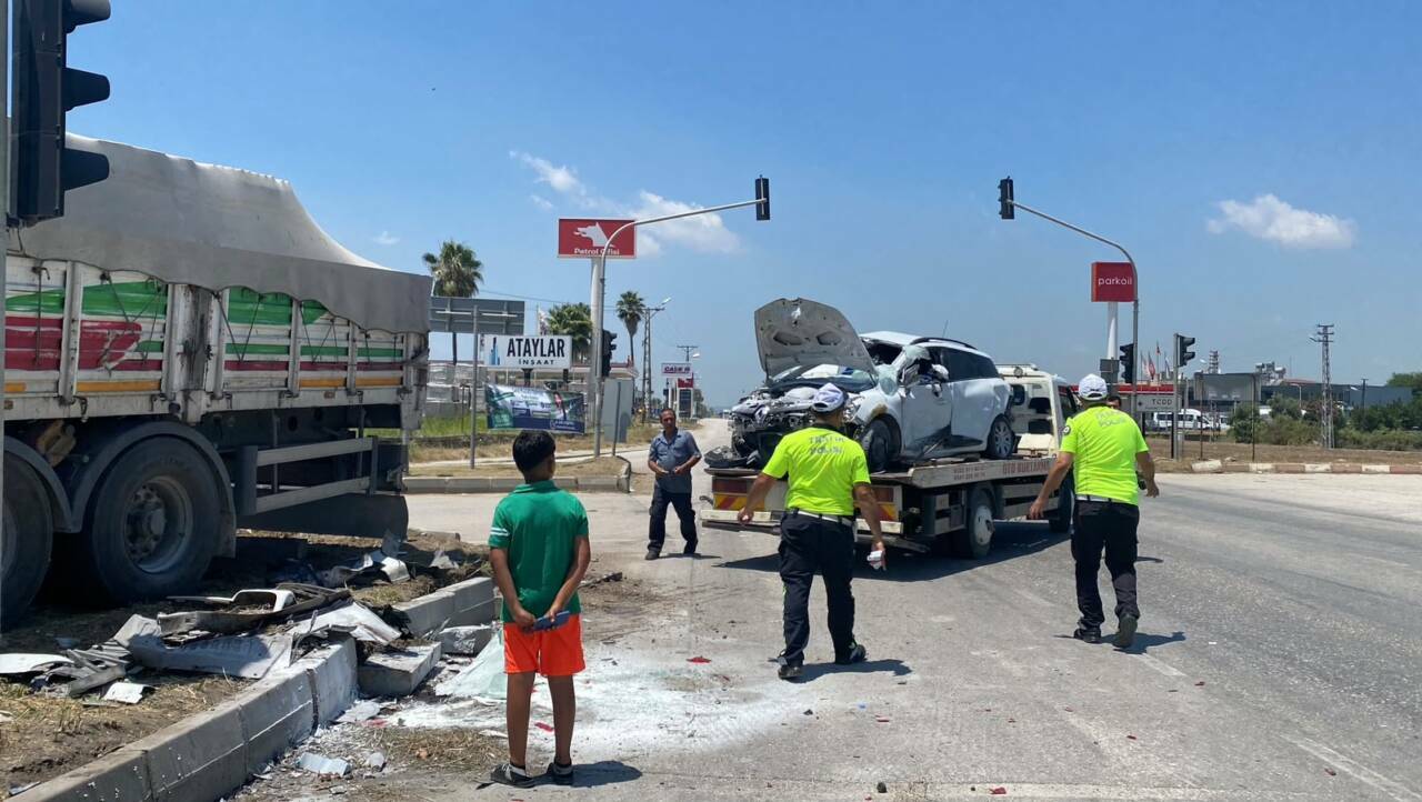 tir kavsakta 2 otomobile carpti cok sayida yarali var e03dc72f5cfb
