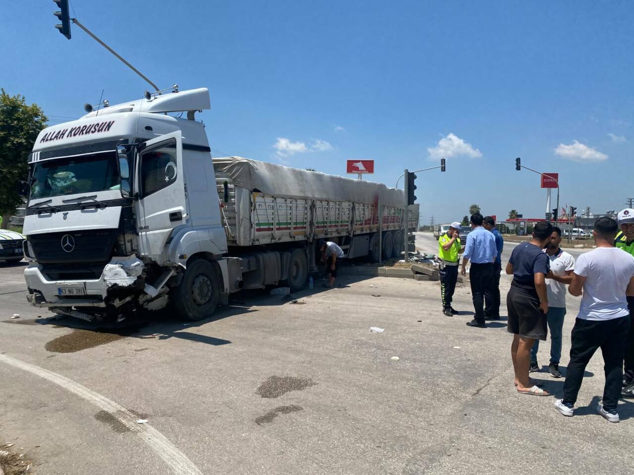 tir kavsakta 2 otomobile carpti cok sayida yarali var f3df8938d07a
