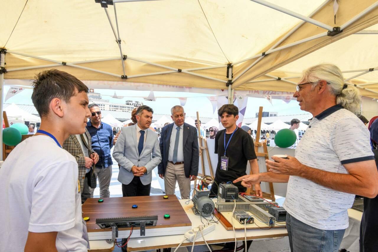 Gençlerin üreten fikirleri Osmangazi’de görücüye çıktı 11 Gençlerin Üreten Fikirleri Osmangazi’de Görücüye Çıktı