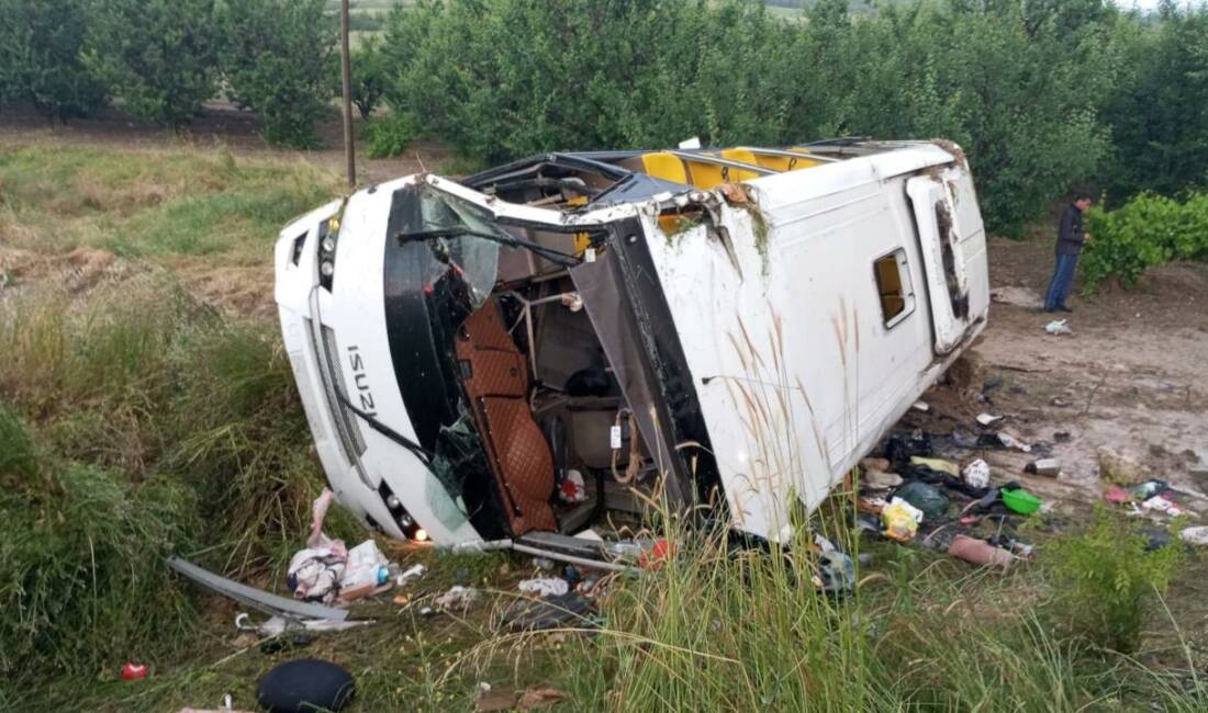 Tur otobüsü devrildi: 4 ölü Isparta'nın Gelendost ilçesinde tur otobüsünün devrilmesi sonucu ilk belirlemelere göre