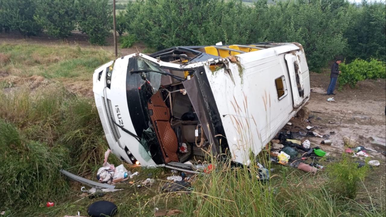 Tur otobüsü devrildi: 4 ölü 1 tur otobusu devrildi 4 olu 4007ed86bb16
