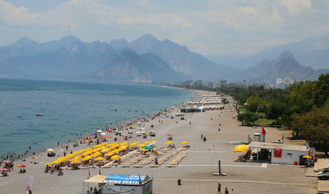 Antalya'da sıcak hava ve yüksek nemin etkisiyle hissedilen sıcaklık 47